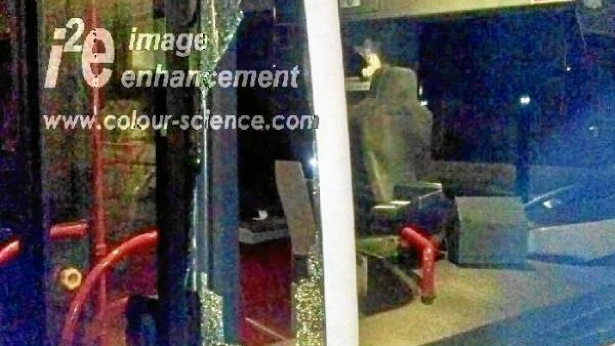 Imagen de un autobús de Surbús apedreado