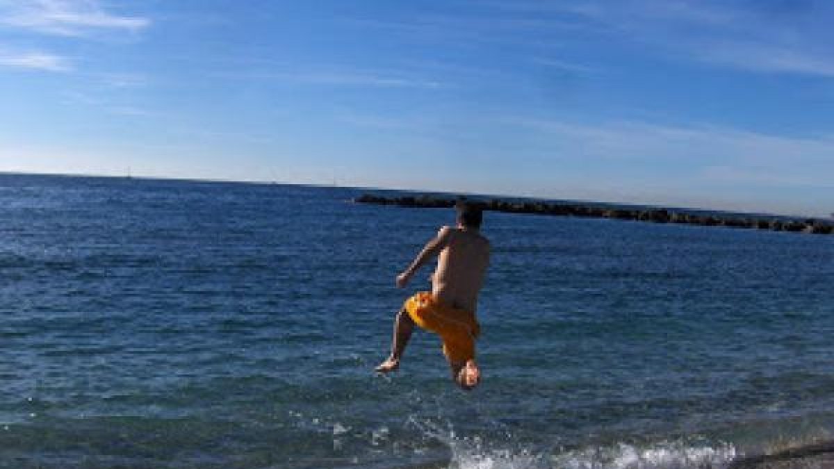Las temperaturas invitan al baño en las playas de Almería.