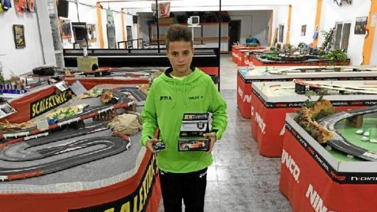 Carlos Magraner con el título.