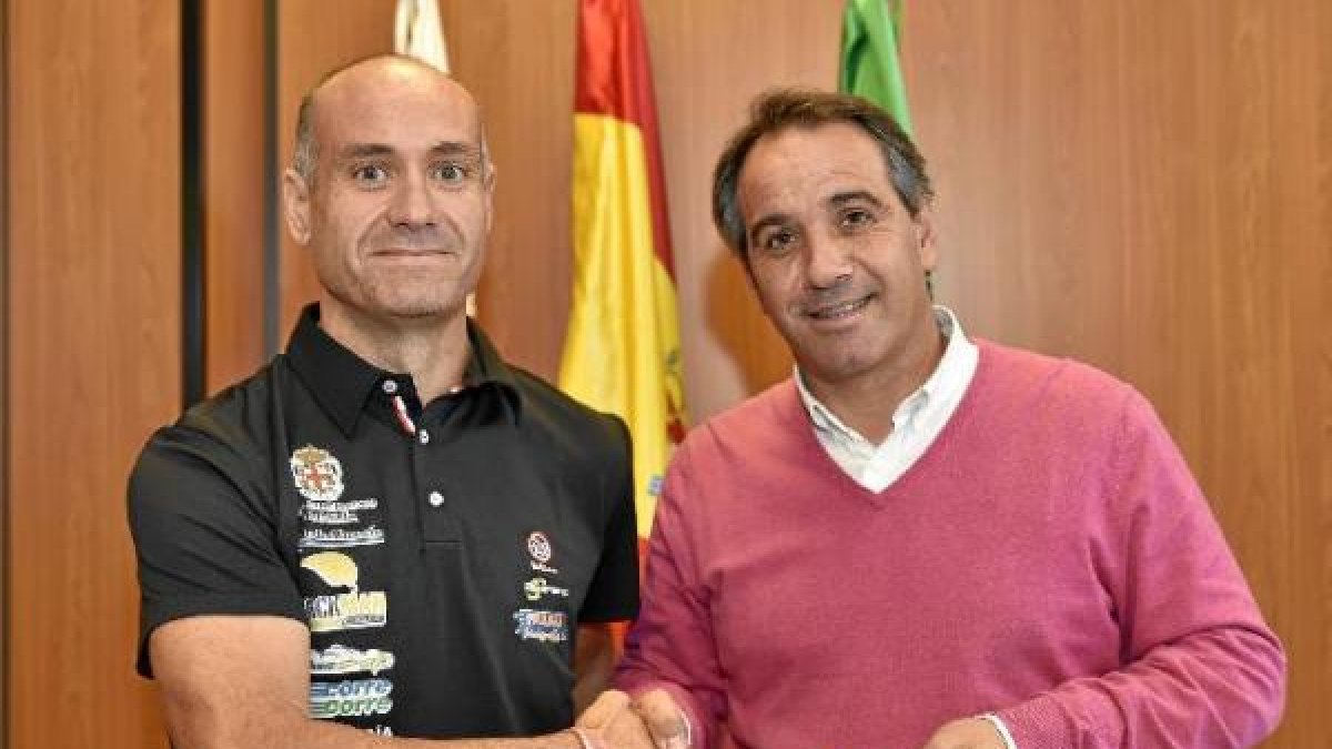 Juan José Sola con el concejal Segura.