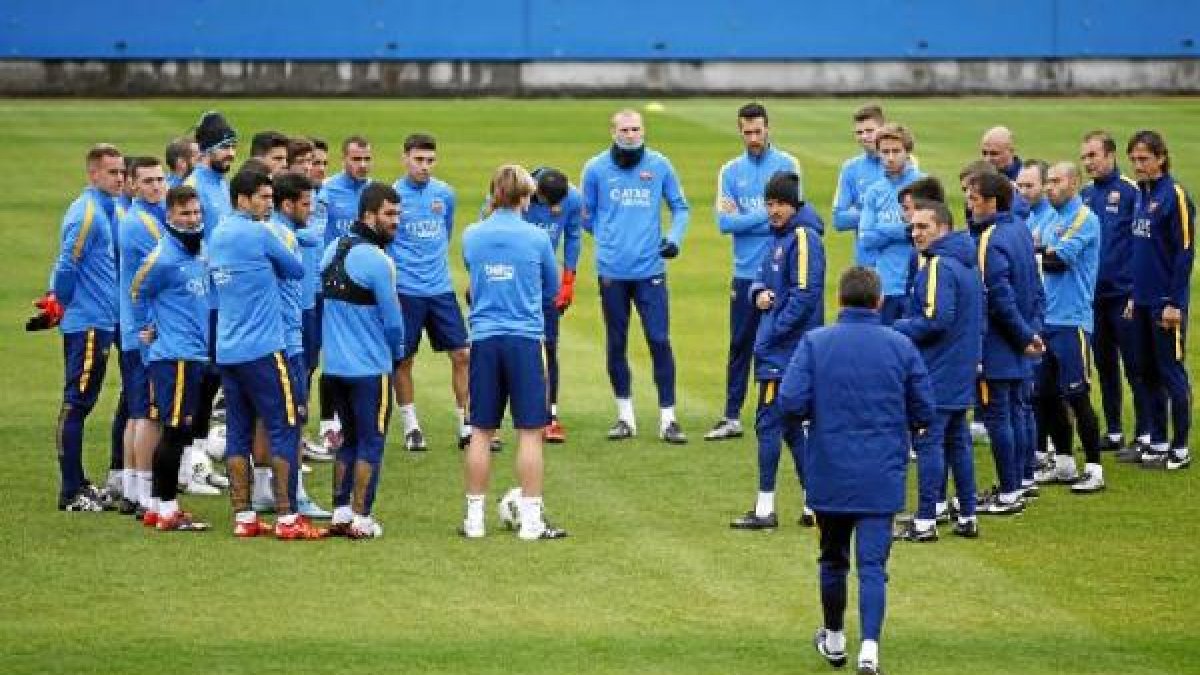 Luis Enrique en plena charla con sus jugadores.