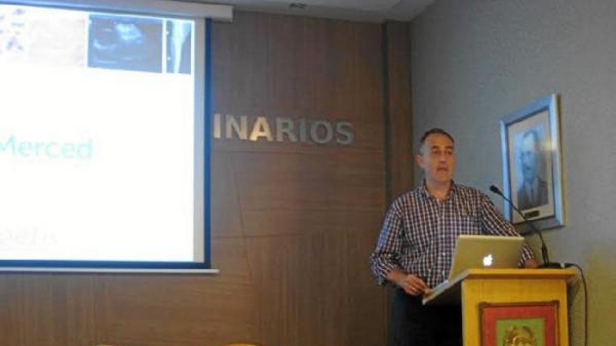 La charla se celebró en el Colegio de Veterinarios de Almería.