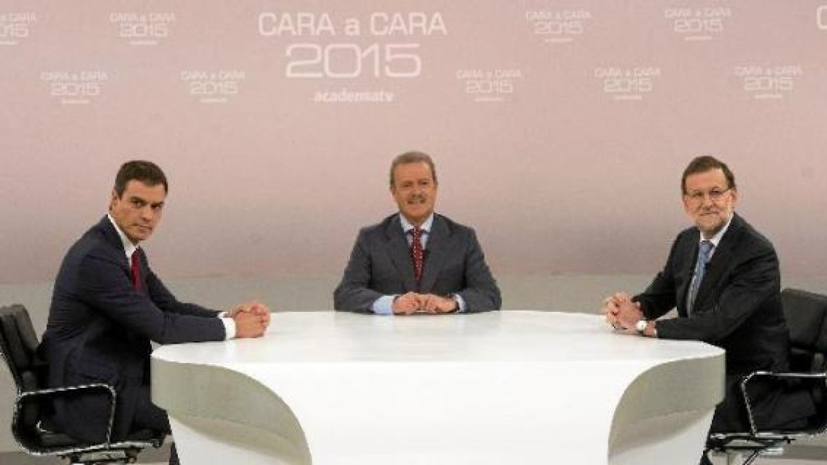 Pedro Sánchez, Manuel Campo Vidal y Mariano Rajoy, antes del debate.