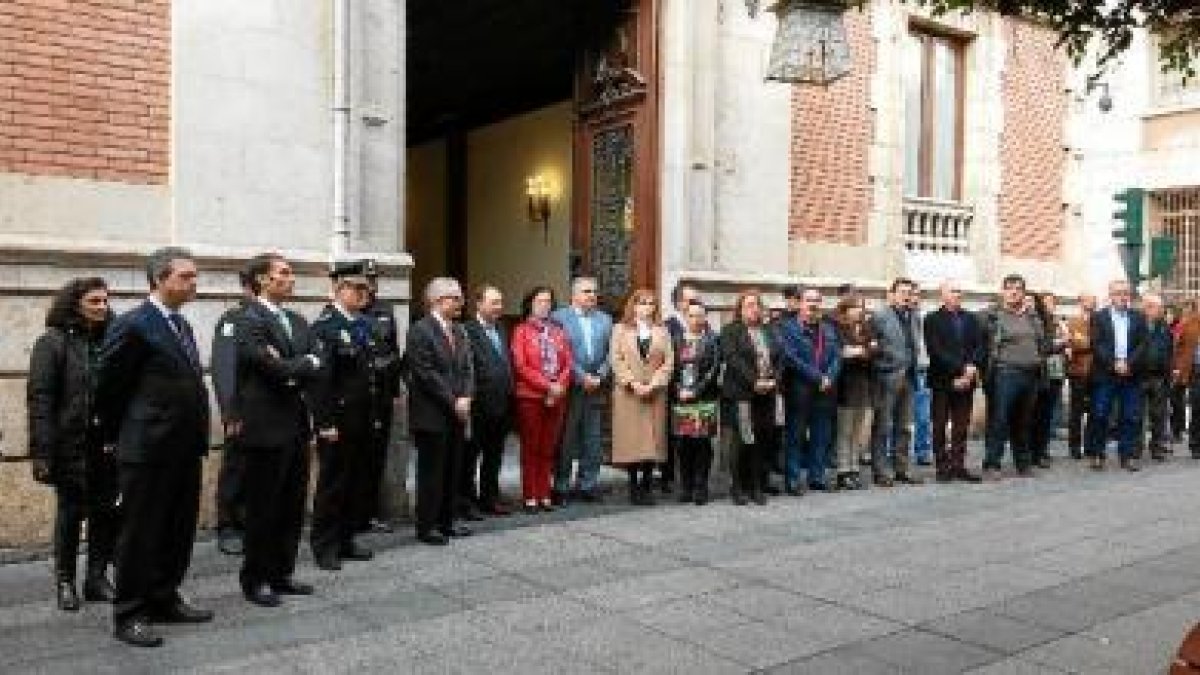 Minuto de silencio en la sede de la Junta