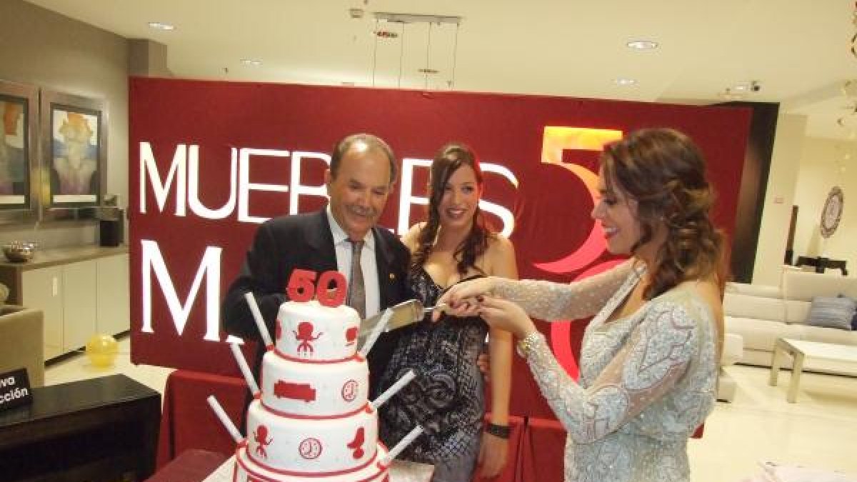 Alejandra Abad y su hermana, Carolina, junto a su abuelo y fundador de Muebles Mago, Manuel Abad.