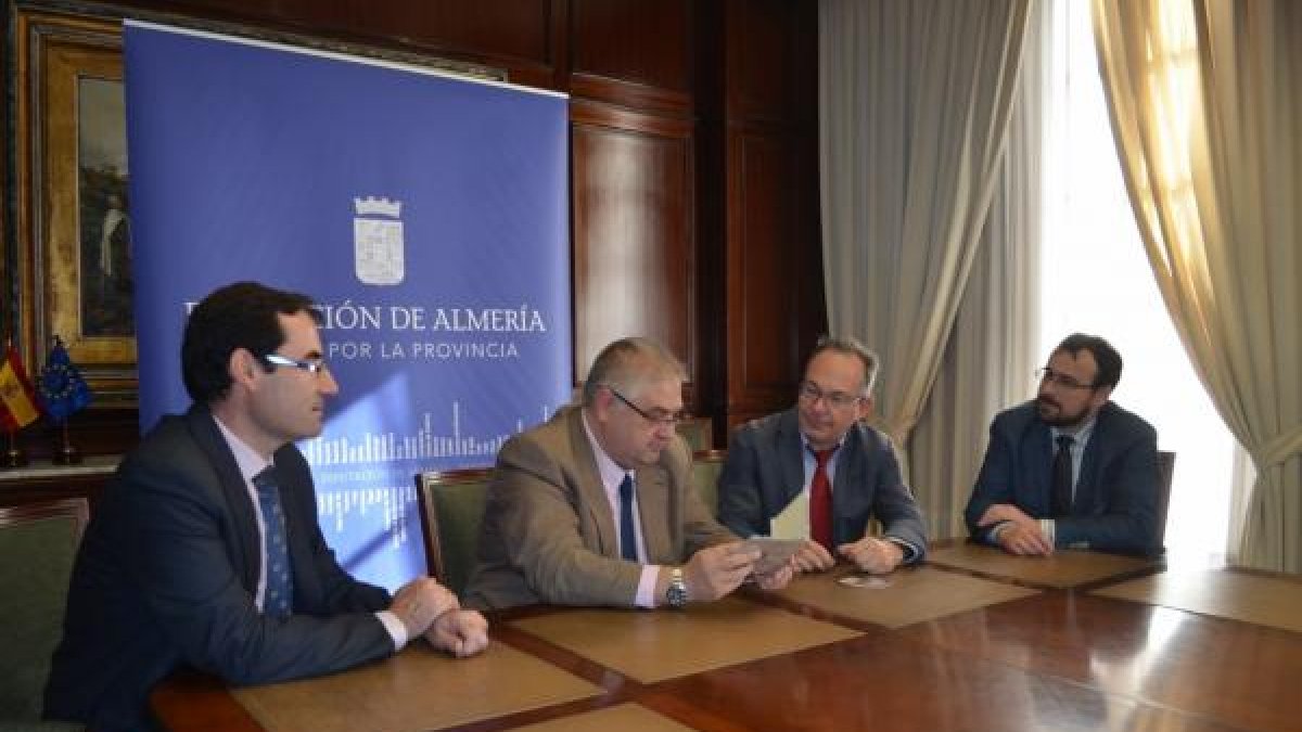 Alías con el CD que contiene el Manual del Concejal.