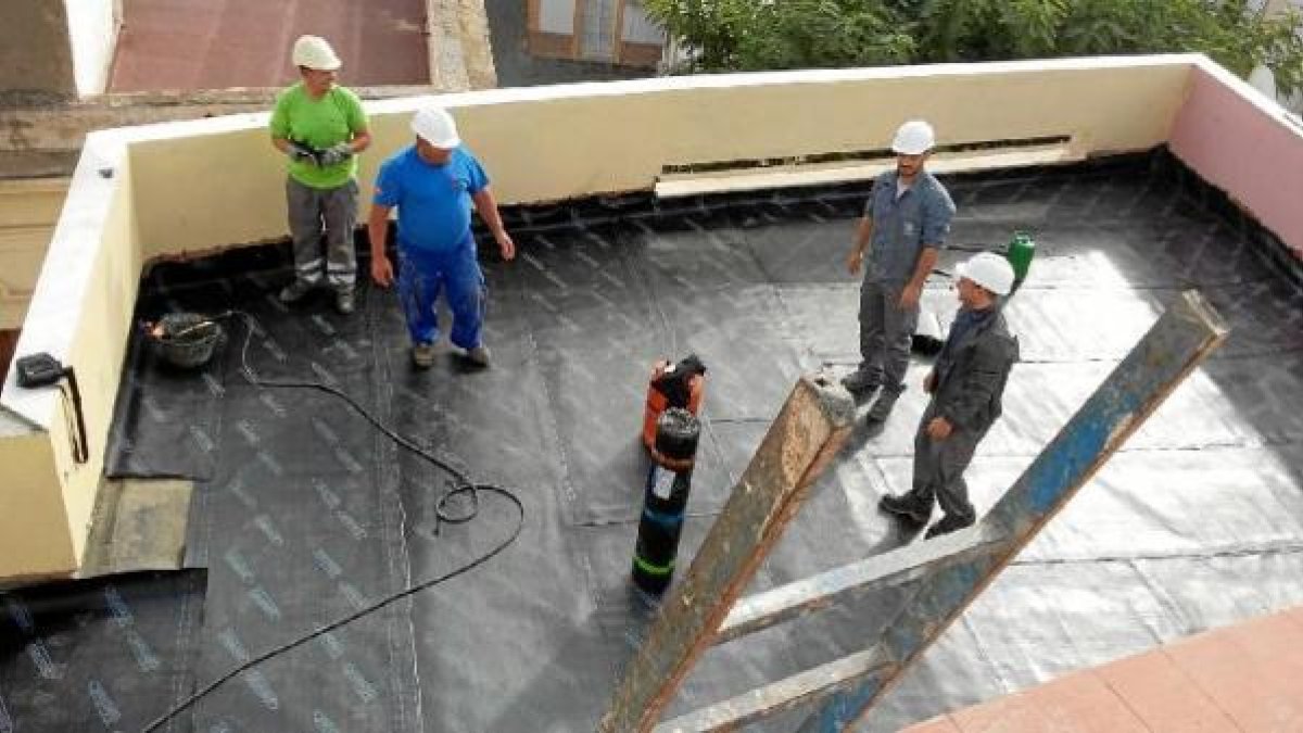 Detalle de los trabajos en el tejado del edificio