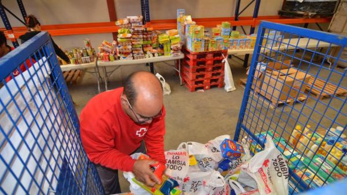 Un voluntario de Cruz Roja en la recogida del año pasado.