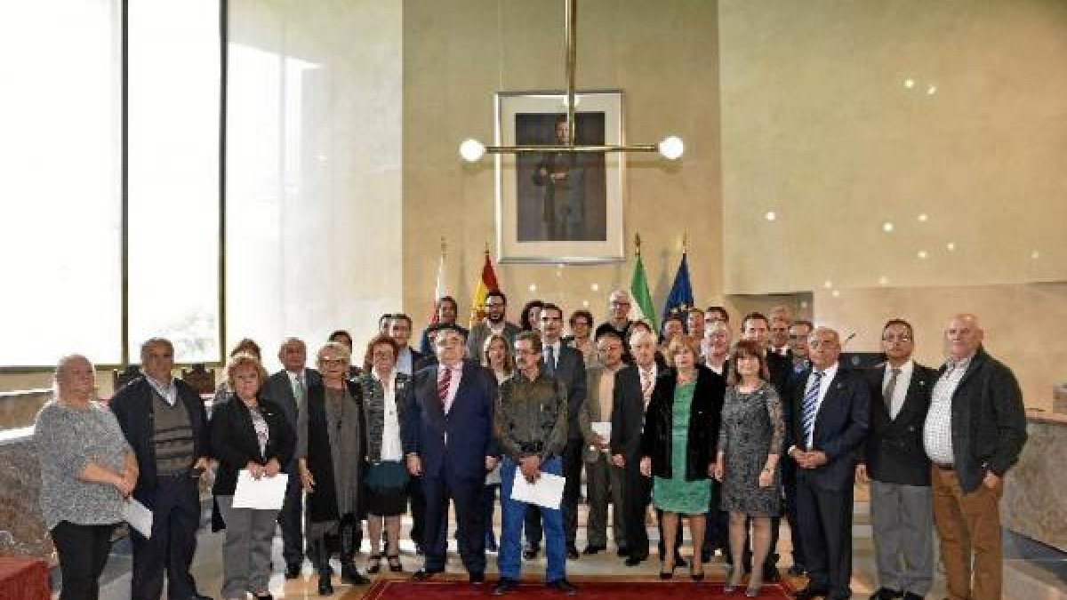 Imagen de los homenajeados junto al alcalde y miembros de la Corporación municipal