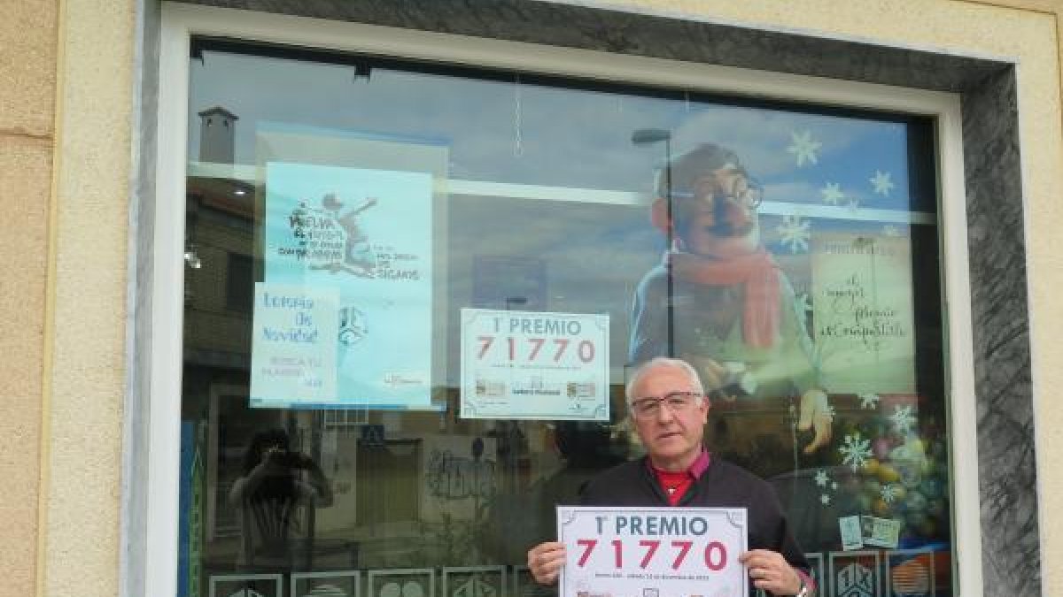 Juan Rubio, dueño de la cafetería Rubio y Callejón, con el boleto premiado.