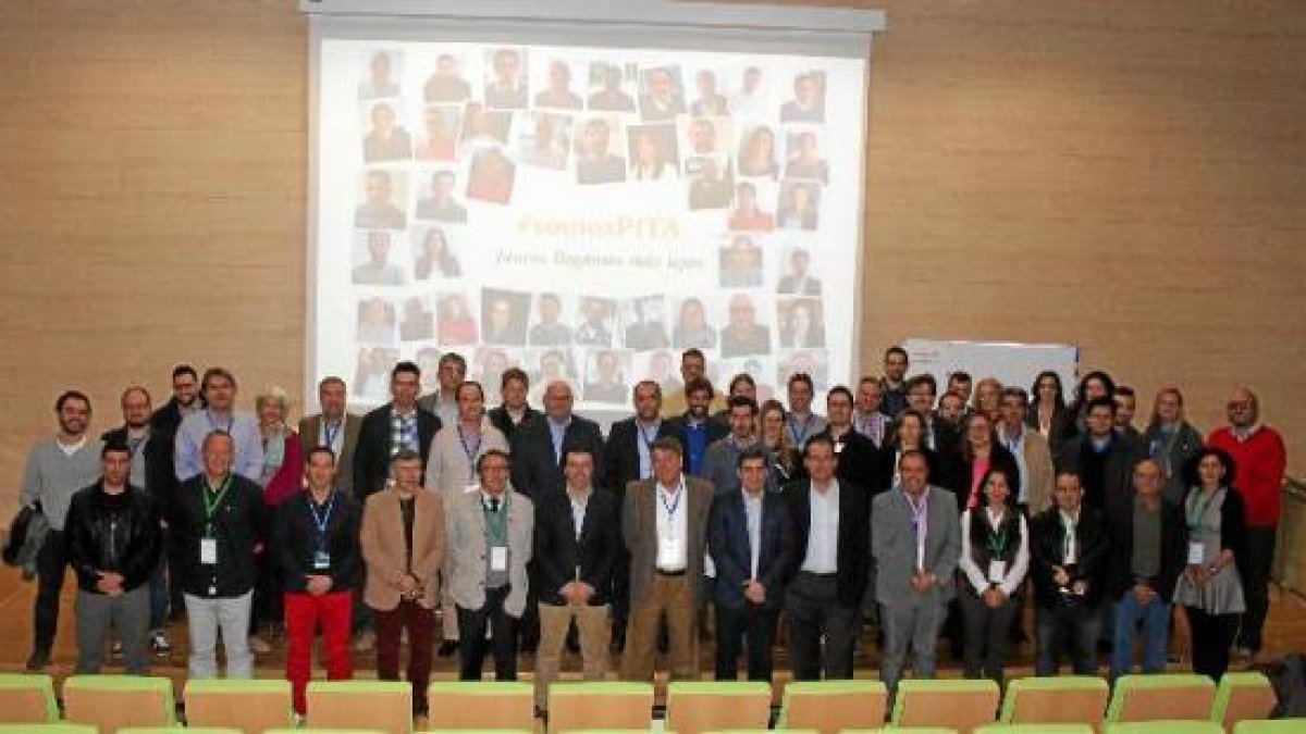 Fotografía de familia de los directores y gerentes de las empresas del PITA