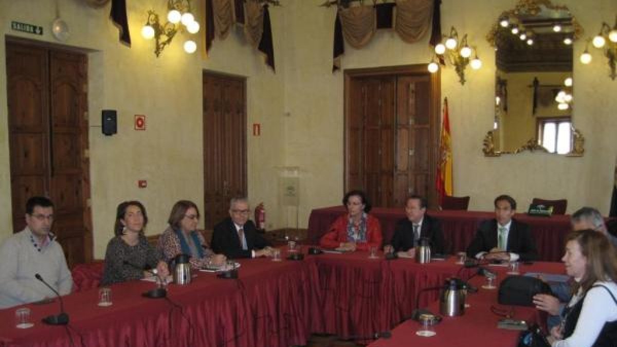 El consejero, Emilio de Llera, se ha reunido con autoridades y operadores jurídicos de Almería.