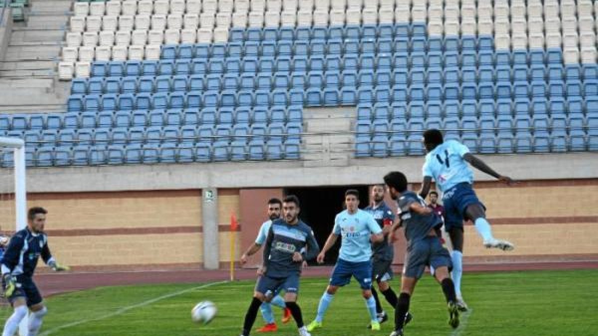 Admonio remata de cabeza.