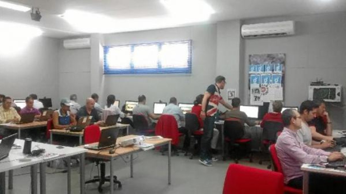 Imagen  de archivo del centro Guadalinfo de Huércal-Overa durante algunos de los cursos que desarrolla.