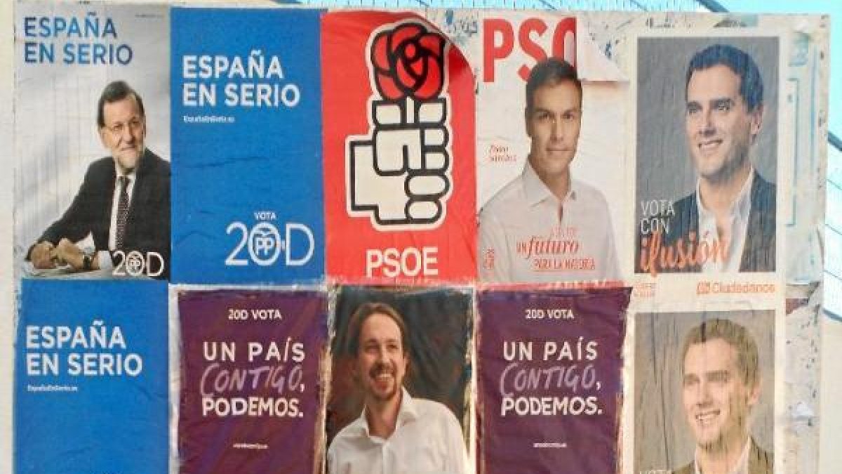 Carteles electorales pegados en Carboneras.