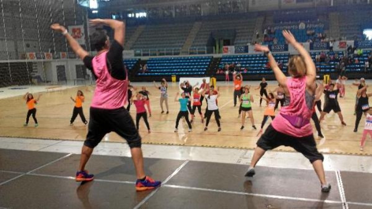 Una monitora animando a los participantes.