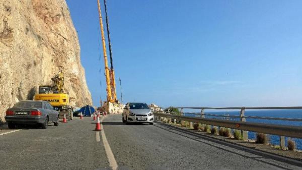 Vehículo circulando por la N-340, desde Almería hacia Aguadulce.