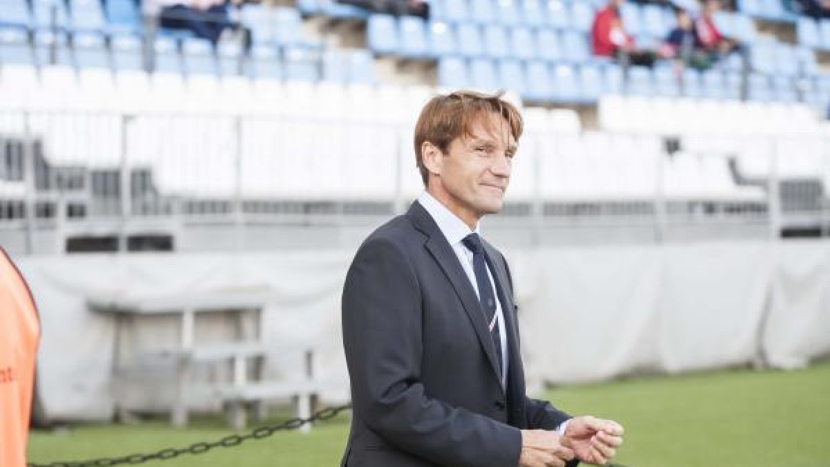 Joan Carrillo saliendo al campo en el duelo con el Huesca.