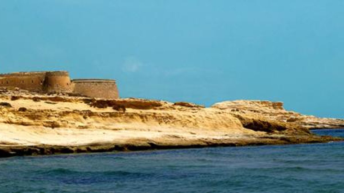 Vista del castillo de San Ramón junto al Playazo.