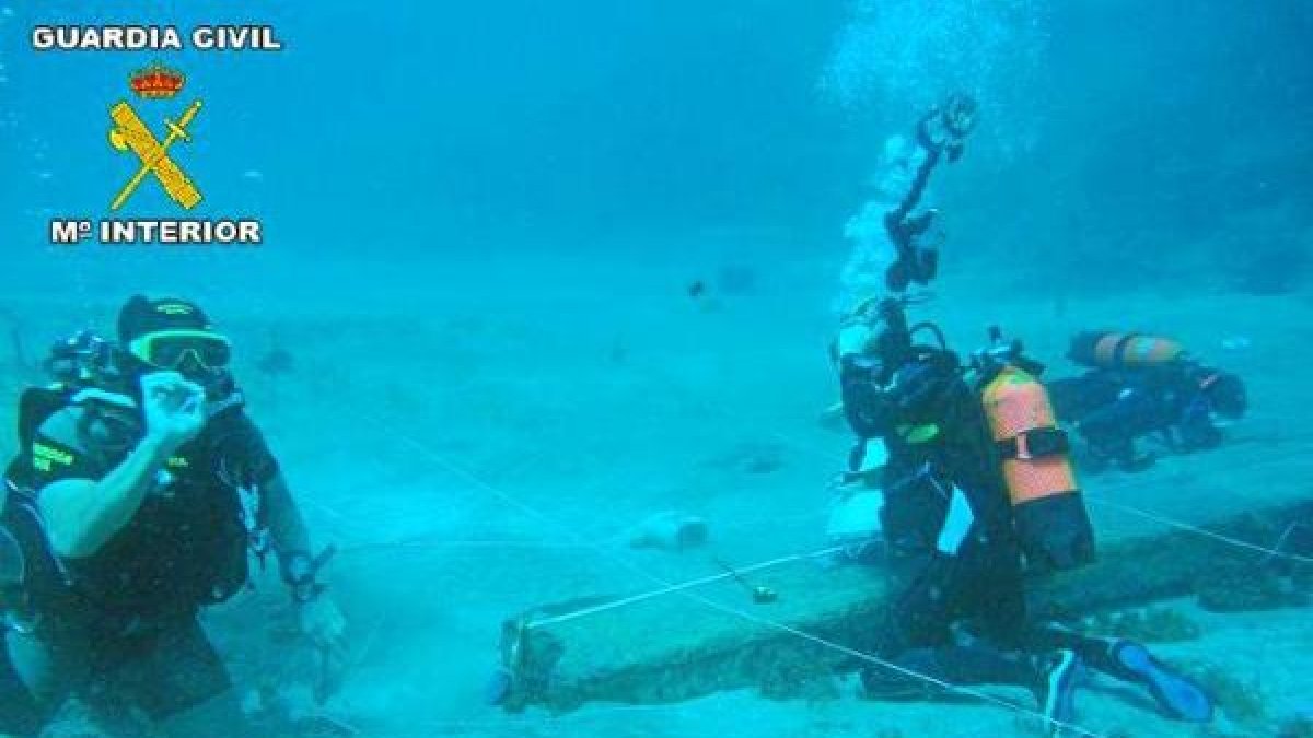 La Guardia Civil acota y señaliza un yacimiento submarino.