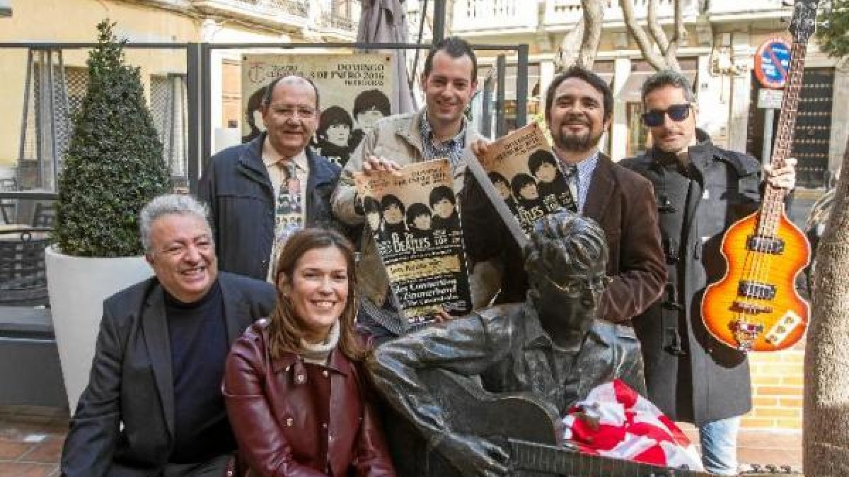 Presentación ayer, junto a la estatua de Lennon, del concierto homenaje a los Beatles.