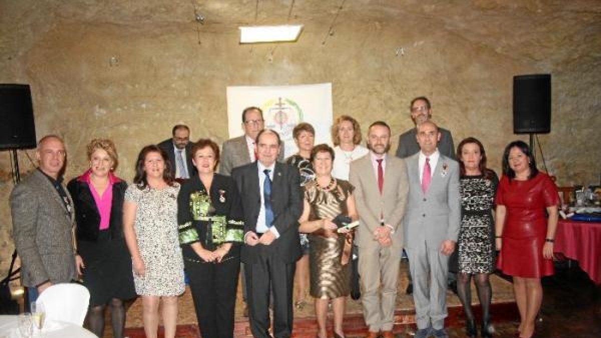 Foto de familia de autoridades y premiados