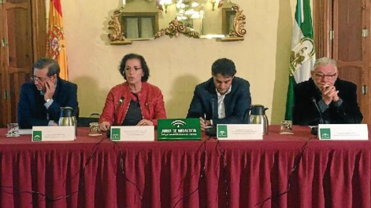 Acto con la delegada del Gobierno, Gracia Fernández, el director general de Memoria, Javier Giráldez, y dos coordinadores de la obra, Fernando Martín