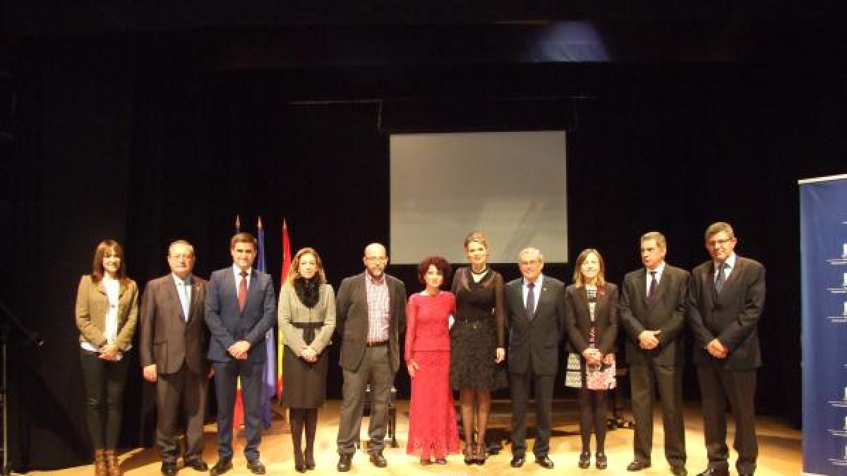 La cónsul de Rumanía junto al subdelegado de Gobierno y los concejales de Vícar, Roquetas de Mar y Almería, entre otras representaciones instituciona