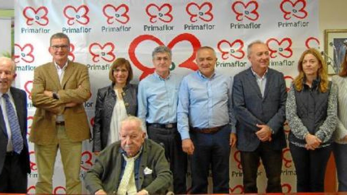 Representantes de Primaflor tras la firma del acuerdo