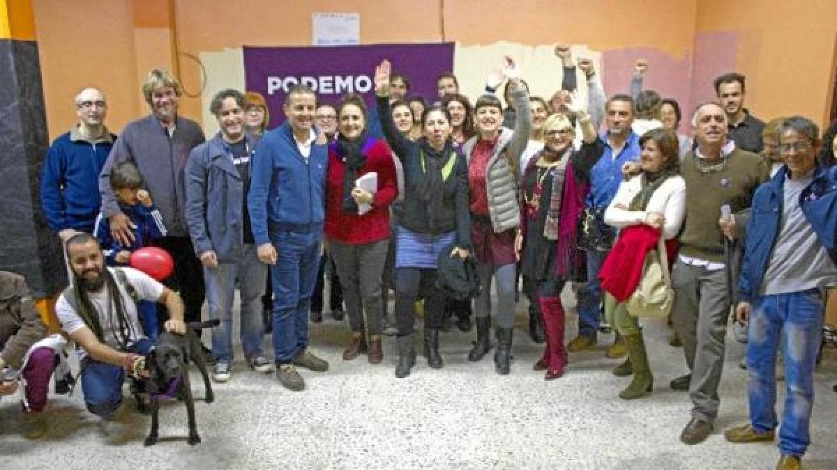 Un perro con un cartel reivindicando la bajada del IVA en un acto reciente de Podemos en El Ejido