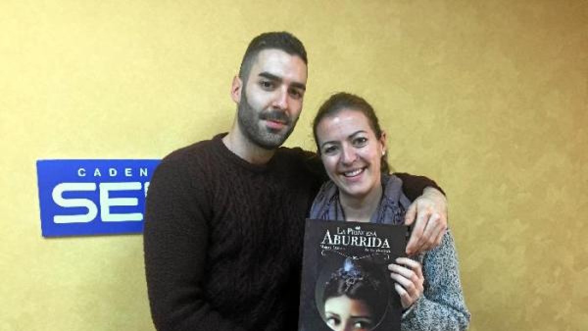 María y Antonio Lorente, autores de ‘La princesa aburrida’, ayer pasaron por las instalaciones de LA VOZ y la SER.