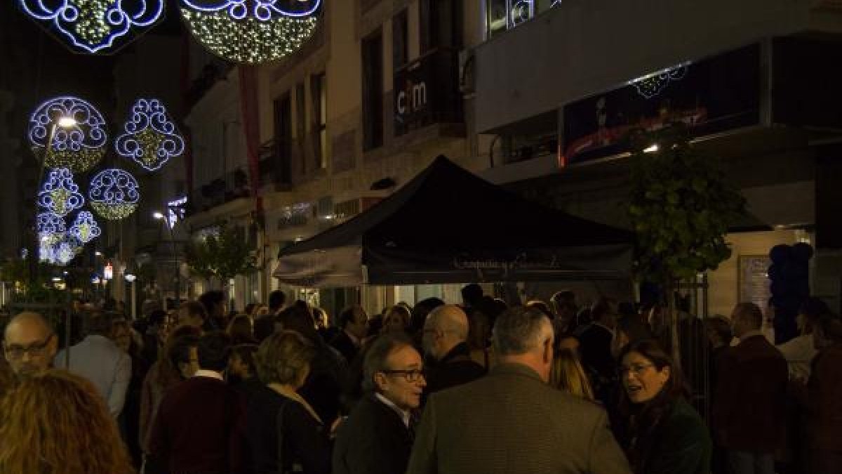 La inauguración fue todo un éxito. Los asistentes pudieron degustar sus productos.