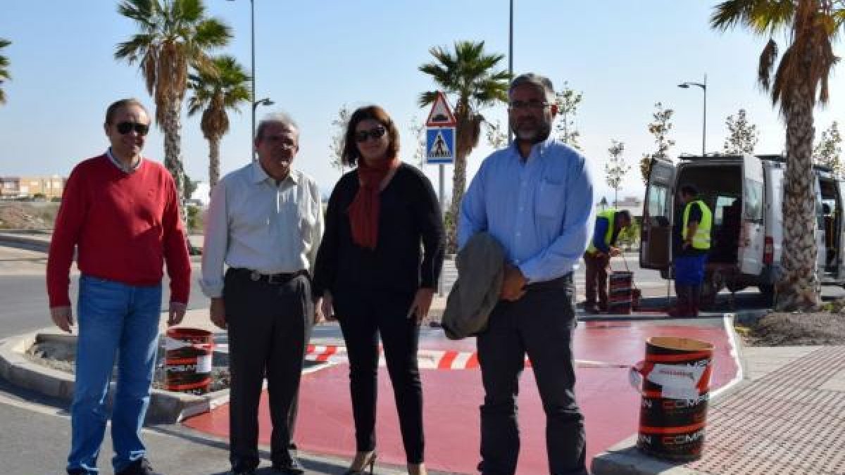 el alcalde visitando el carril bici en el municipio.