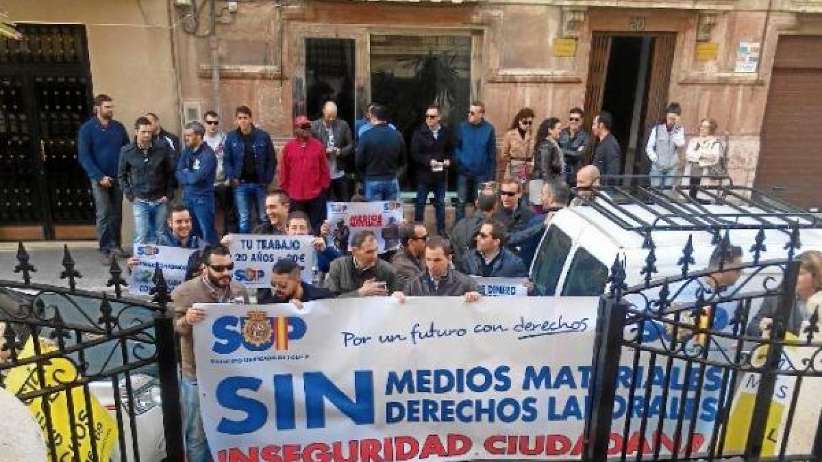 Concentración de policías a las puertas de la Subdelegación del Gobierno