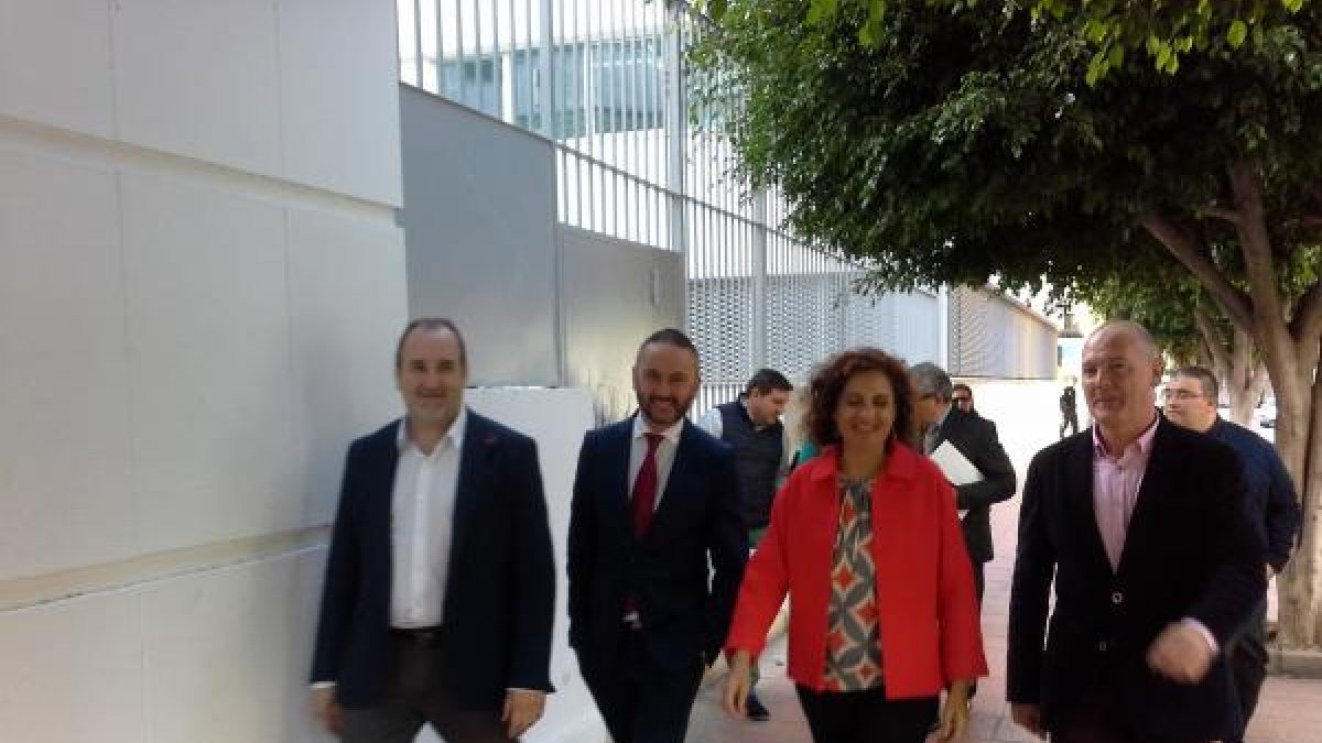 La consejera María Jesús Montero, acompañda por delegados almerienses, visita el edificio de Hermanos Machado.