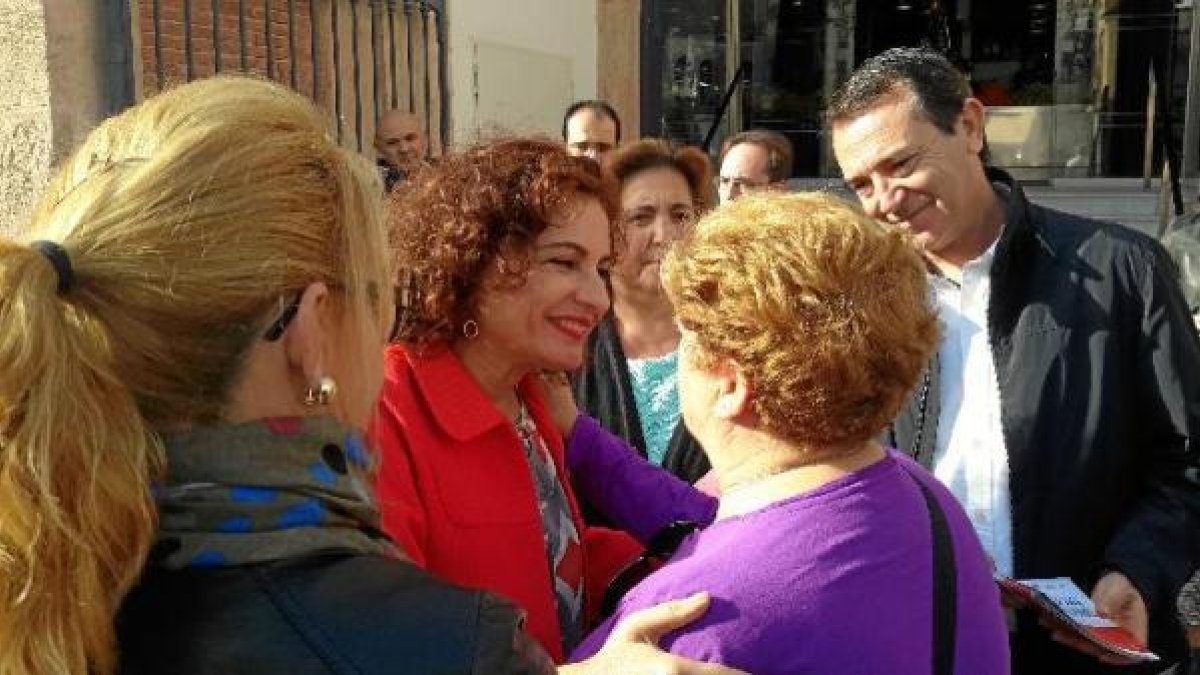 Mª Jesús Montero y Juan Carlos Pérez Navas durante un acto de campaña en La Plaza