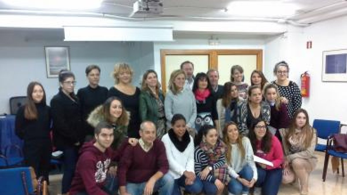 La concejal Pilar Ortega, la directora de la Escuela de Trabajo Social, Rocío López y el director del Centro de Acogida, con los voluntarios.