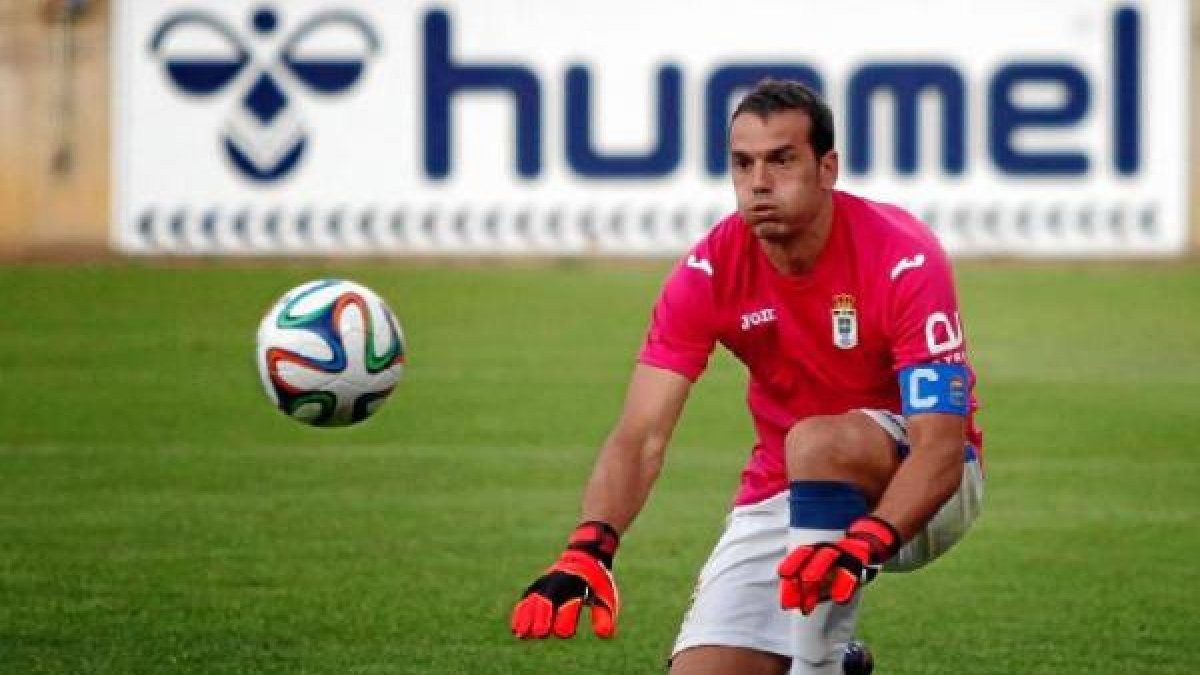 Esteban espera en el Tartiere a los peñistas de Milhojas.