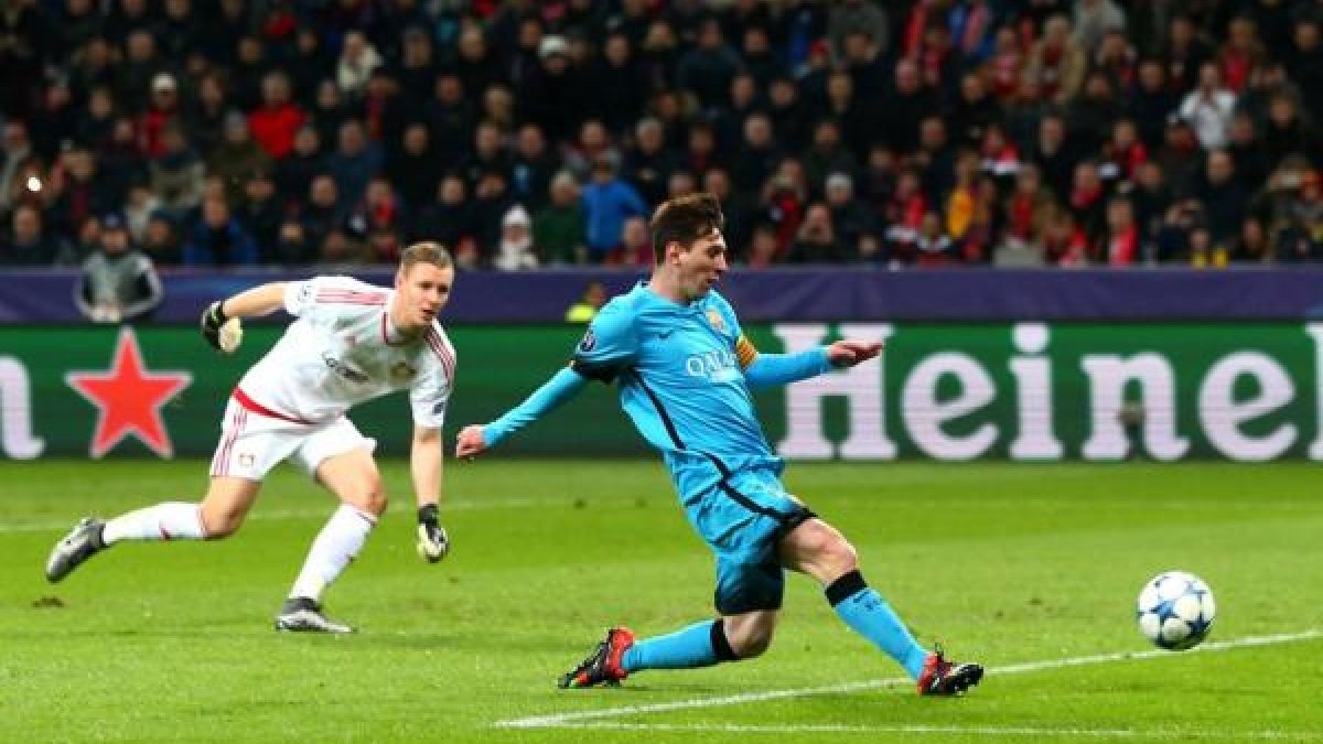 Leo Messi marcando el 0-1 ante el Bayer Leverkusen.