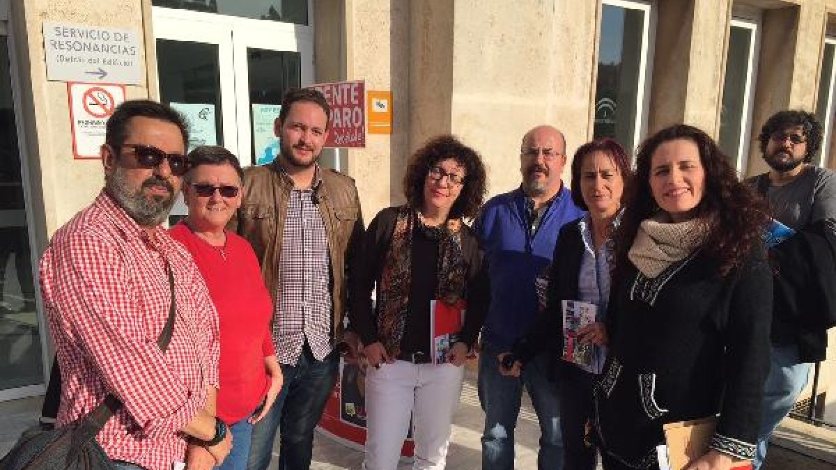 Los candidatos de IU-UP ayer en la Bola Azul.