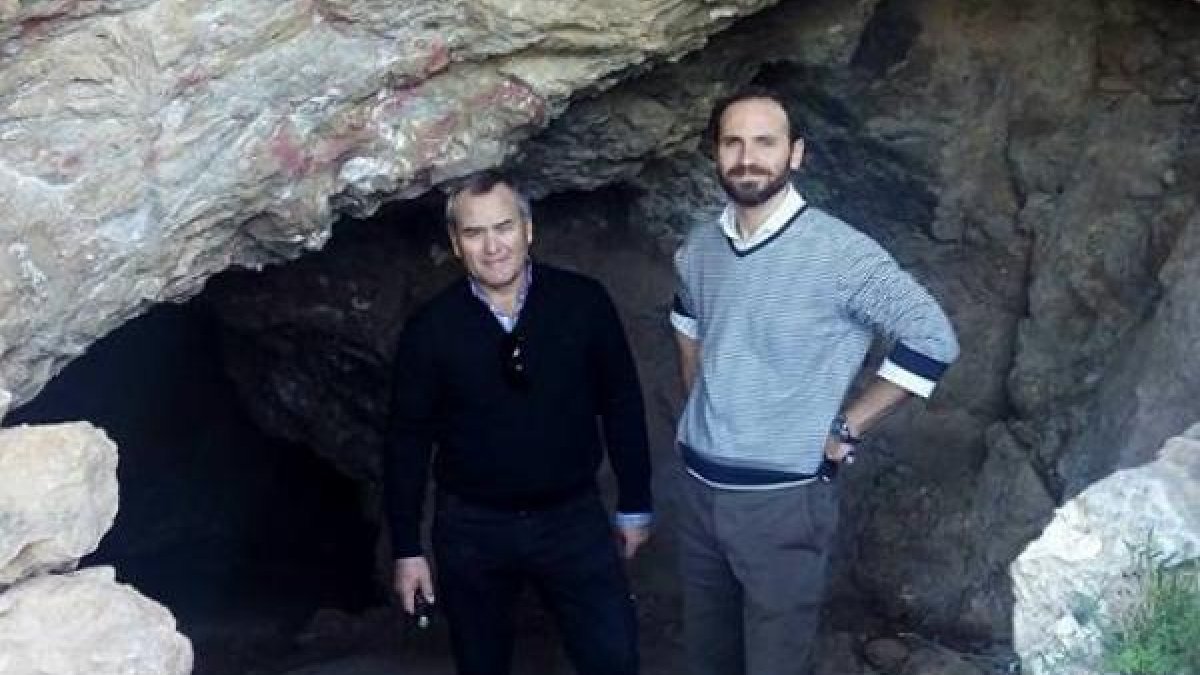 El alcalde y el secretario del Ayuntamiento en la entrada a la mina.