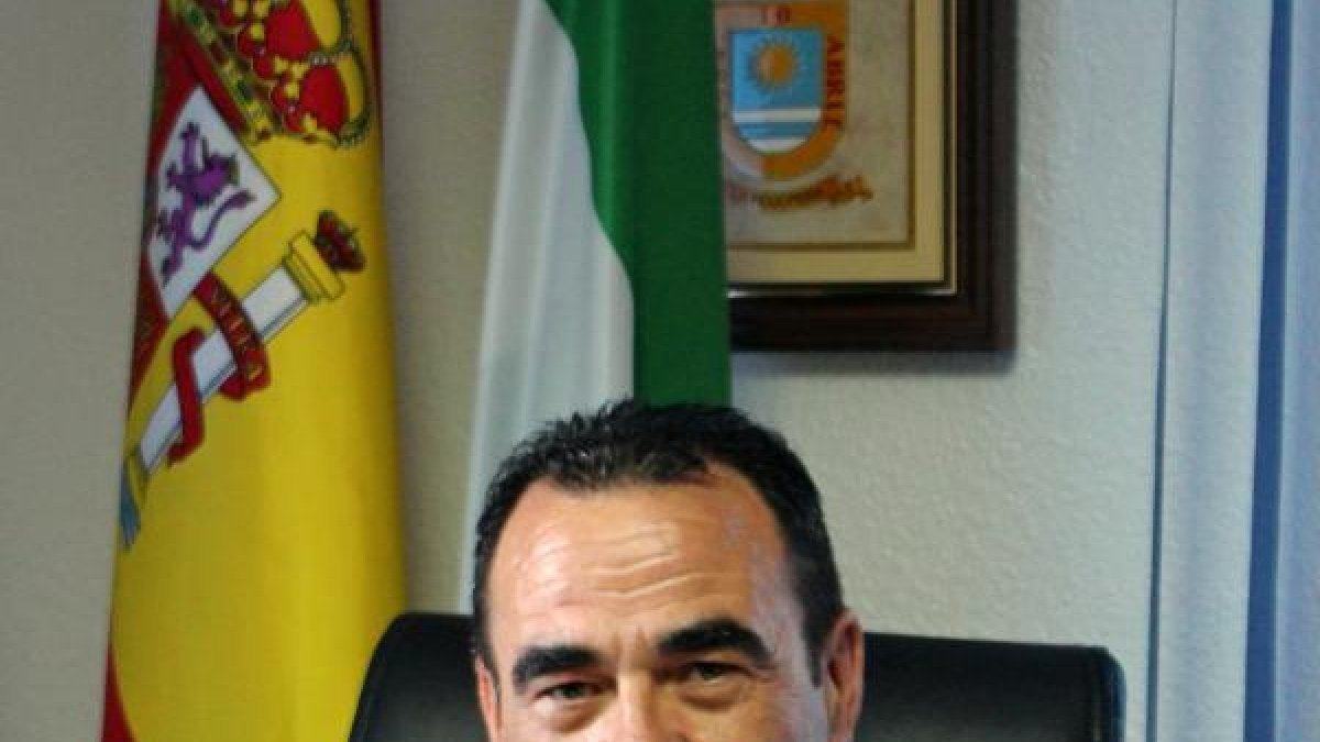 el alcalde de La Mojonera en su despacho.