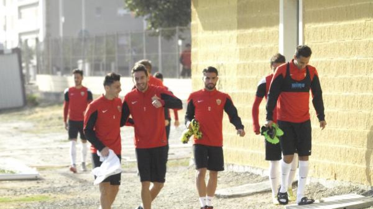 Almería y Huesca afrontan una final por la permanencia.