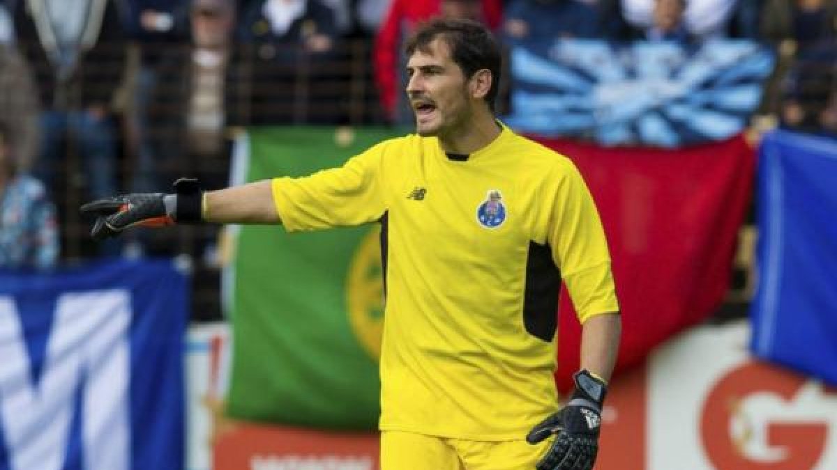 En el Chelsea atizan a Casillas.