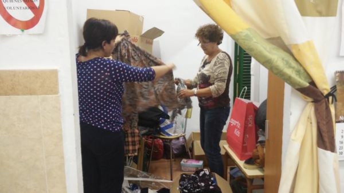 Voluntarias que cada tarde acuden a ayudar a los más necesitados de esta zona del Poniente.