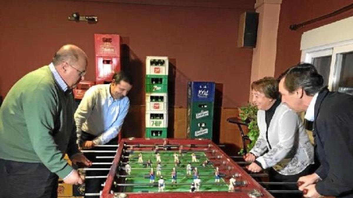 Candidatos del PP juegan al futbolín.