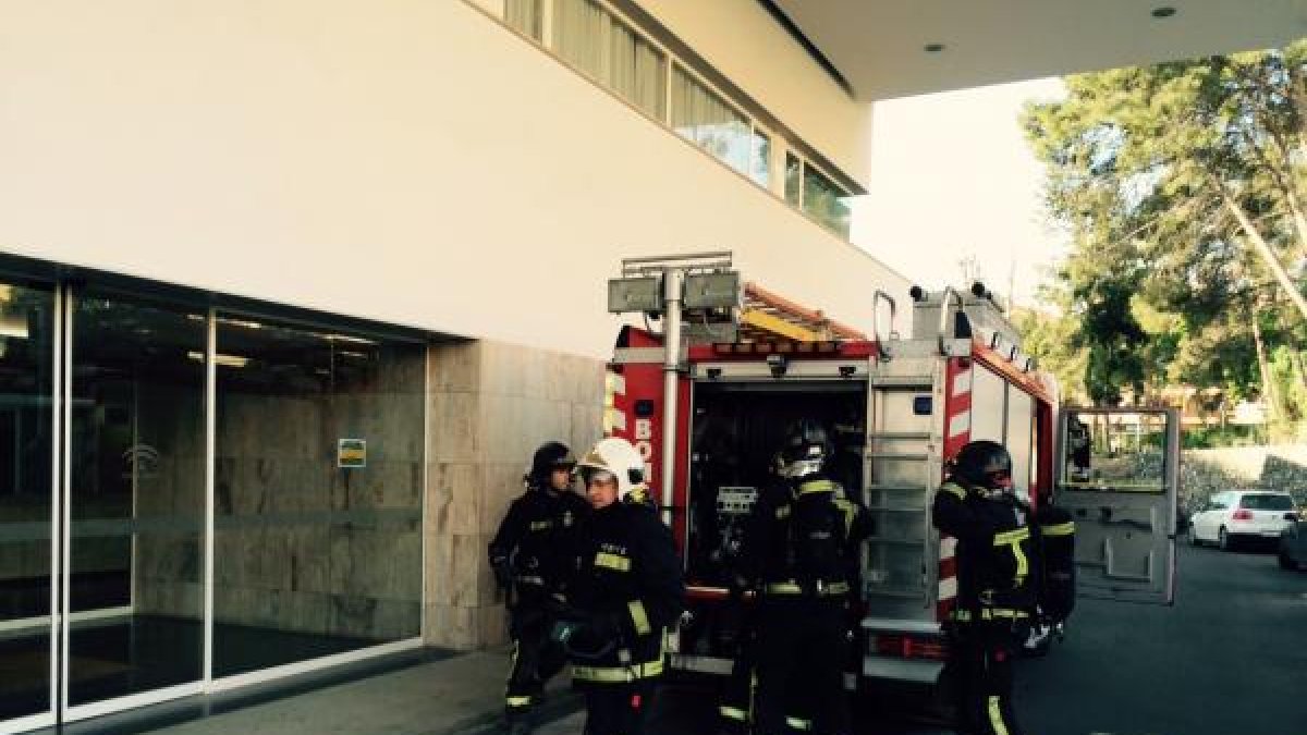 Bomberos intervienen en el simulacro en Bola Azul