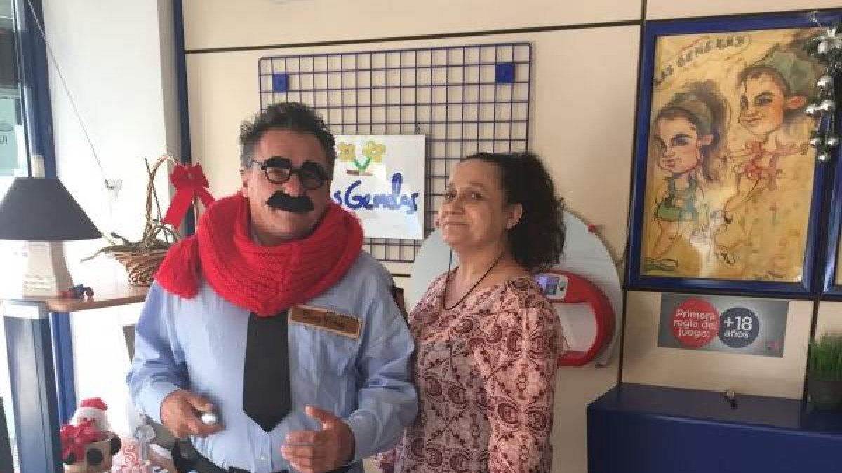 Imagen del tierno Justino junto a Francisca Moreno, titular de la Administración.