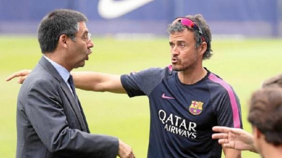 Presidente y entrenador ante un dilema.