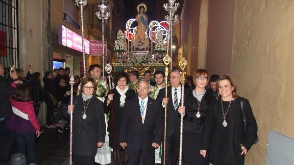 El hermano mayor de Estudiantes y su Junta de Gobierno, con la presidenta de la Agrupación en la procesión de la Inmaculada.